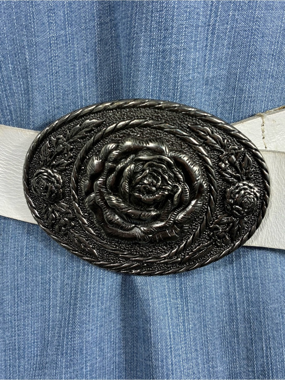 Guess vintage Womens belt Sz S White Leather Floral Oval Buckle